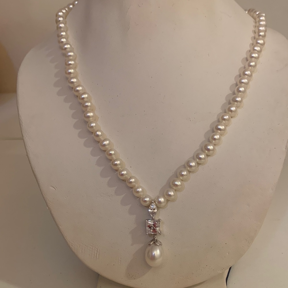 Elegant Pearl Necklace with Silver Accents
